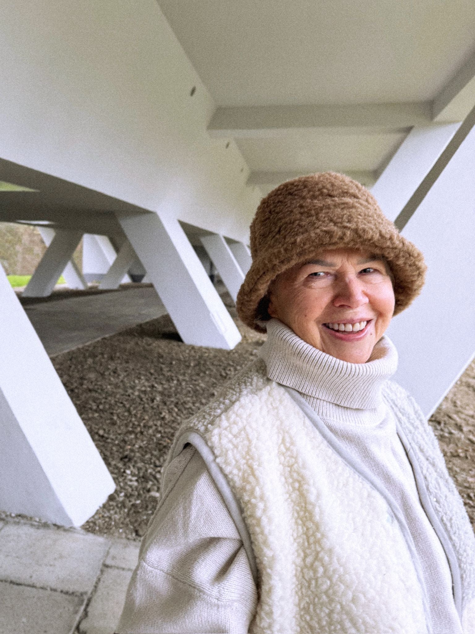 kapelusz wełniany merino unisex adult wool bucket hat teddy brown brązowy outfit kamizelka szachownica