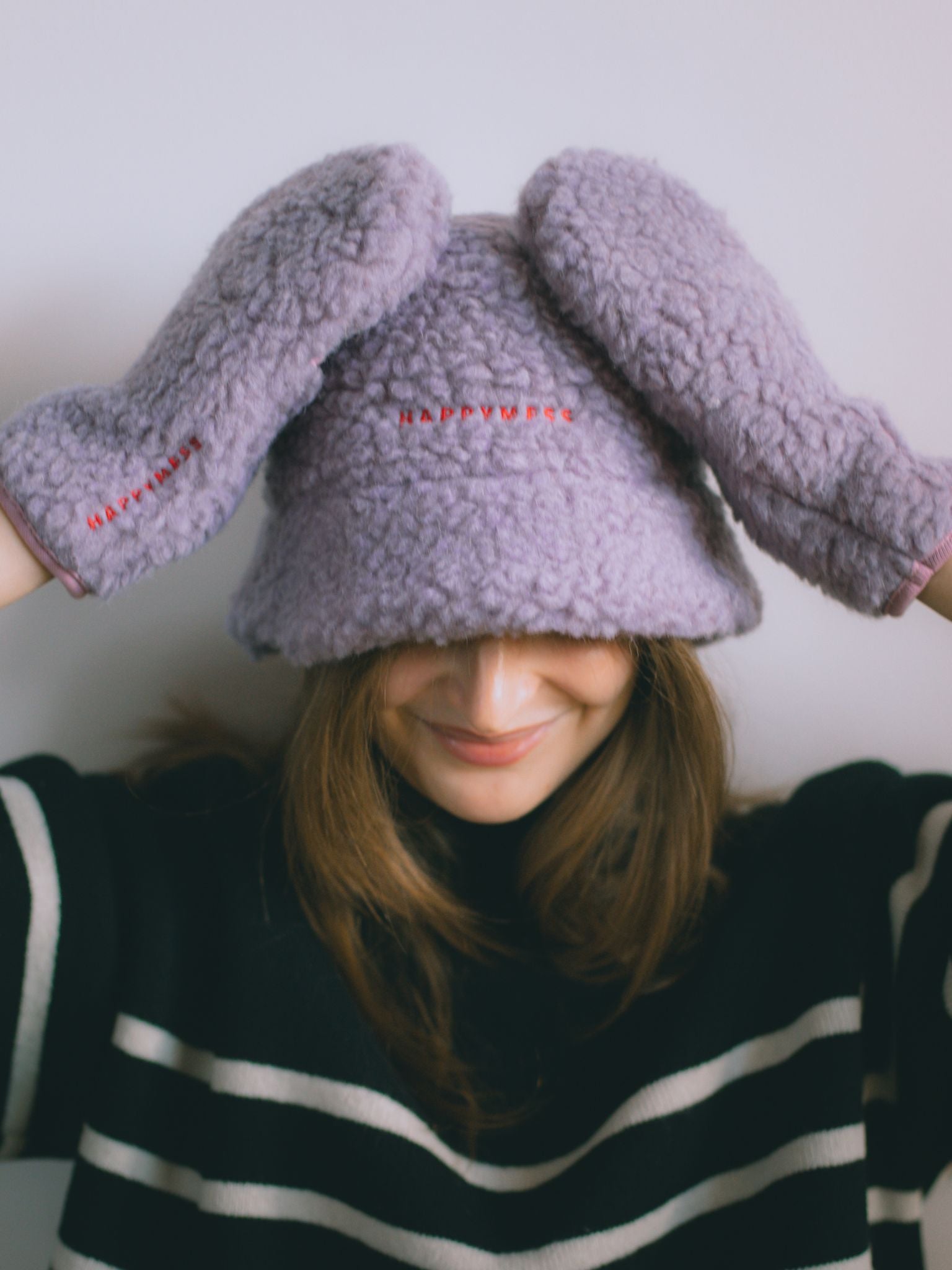 kapelusz wełniany merino unisex adult wool bucket hat lilac cloud fioletowy modelka rękawiczki