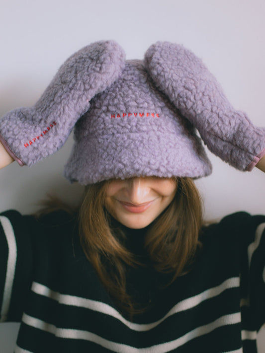 kapelusz wełniany merino unisex adult wool bucket hat lilac cloud fioletowy modelka rękawiczki