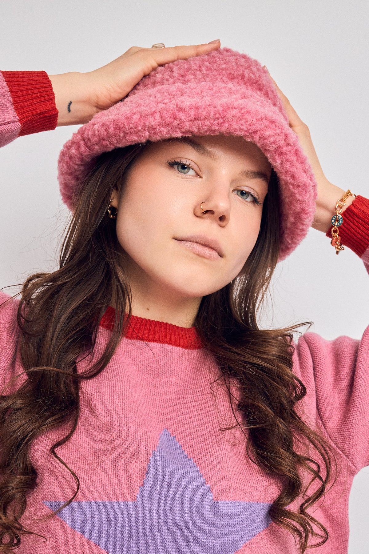 kapelusz wełniany merino unisex adult wool bucket hat różowy dusty pink modelka sweter star