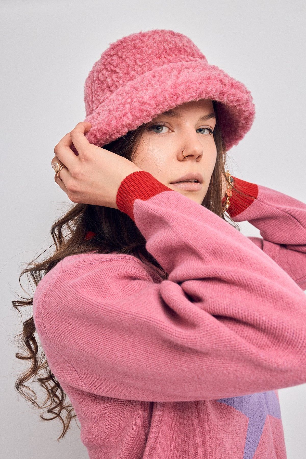 kapelusz wełniany merino unisex adult wool bucket hat różowy dusty pink outfit sweter star 