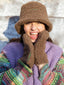 kapelusz wełniany merino unisex adult wool bucket hat teddy brown brązowy modelka rękawiczki kamizelka fioletowa