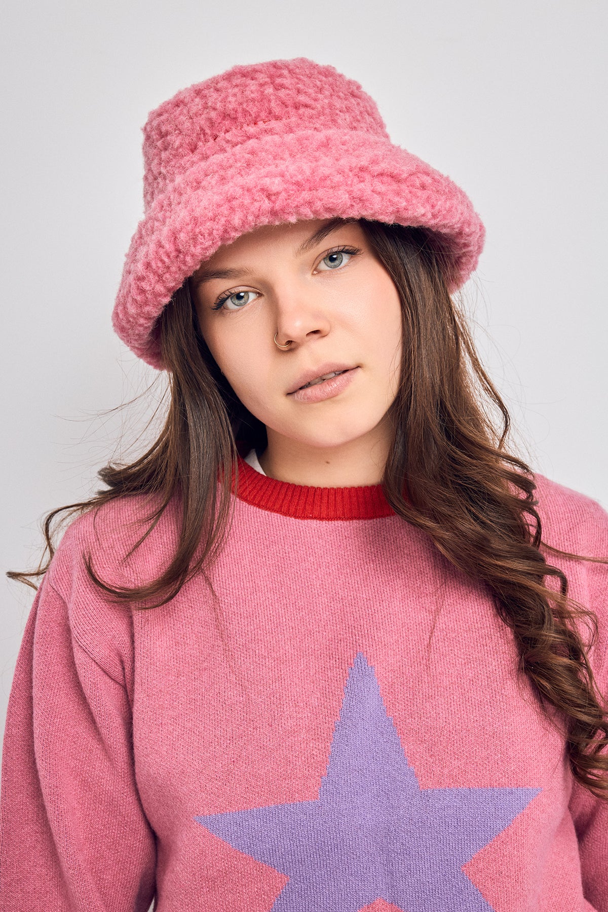 kapelusz wełniany merino unisex adult wool bucket hat różowy dusty pink modelka outfit sweter star