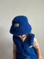 [pl][Modelka ma 3 lata i nosi rozmiar 3-6 lat] [en][The model is 3 years old and wears a size 3-6 years] [de][Das Model ist 3 Jahre alt und trägt die Größe 3–6 Jahre]  kapelusz wełniany merino dziecięcy wool bucket hat cobalt kobaltowa niebieska dziecko kamizelka