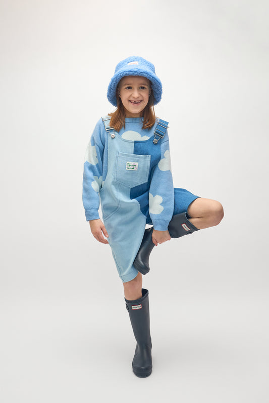 kapelusz wełniany merino dziecięcy wool bucket hat ice blue niebieski dziecko dziewczynka outfit ogrodniczki sweter cloudy