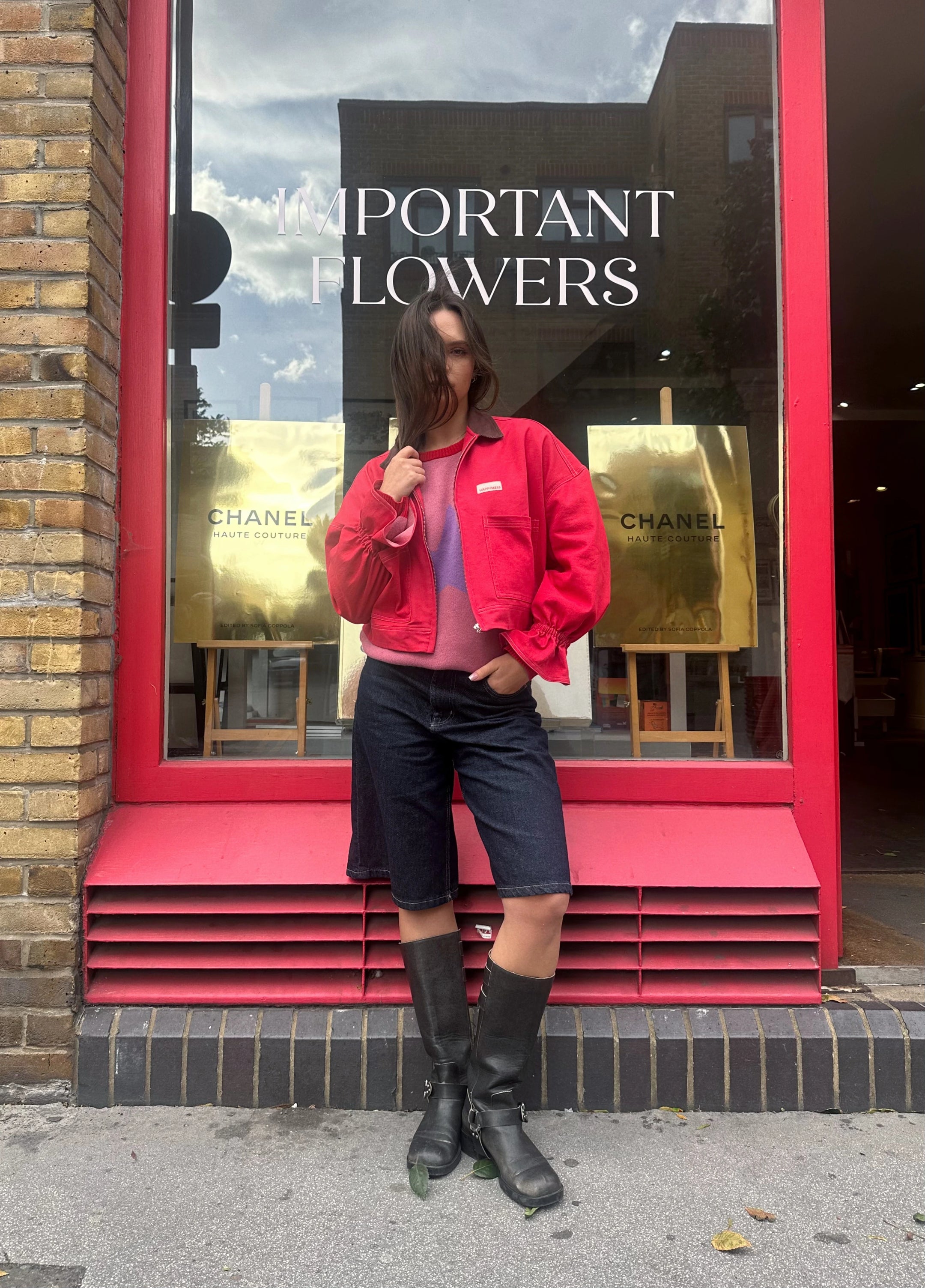 [Modelka ma 164 cm wzrostu i nosi rozmiar S] katana czerwona damska kurtka jeansowa pełna stylizacja outfit sweter star