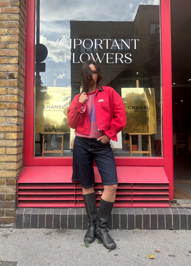 [pl][Modelka ma 164 cm i nosi rozmiar S] [en][The model is 164 cm and wears size S] [de][Das Model ist 164 cm groß und trägt Größe S]   jeansowa katana czerwona z kontrastowym kołnierzem jeans jacket retro red jacket jackne damenjackne stylizacja outfit sweter star