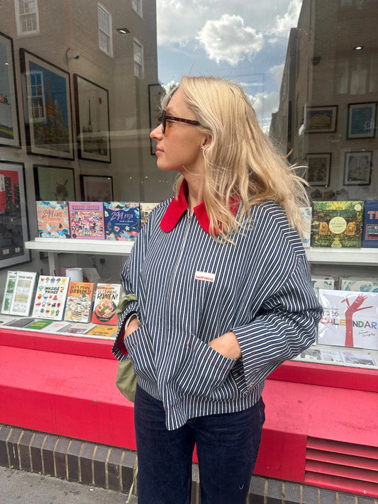 [Modelka ma 174 cm wzrostu i nosi rozmiar S] katana damska kurtka jeansowa w paski czerwony sztruksowy kołnierz outfit torebka