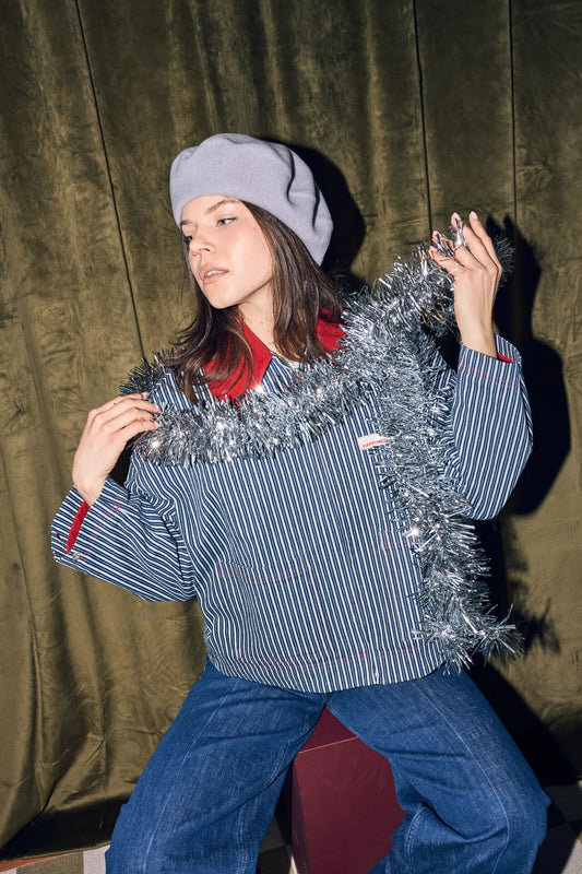 [Modelka ma 172 cm wzrostu i nosi rozmiar S] katana damska kurtka jeansowa w paski czerwony sztruksowy kołnierz outfit beret stylizacja