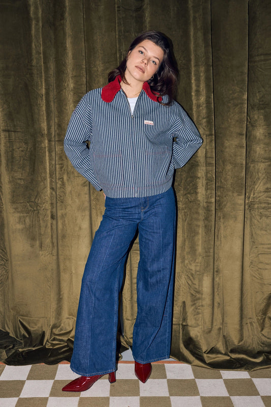 [Modelka ma 172 cm wzrostu i nosi rozmiar S] katana damska kurtka jeansowa w paski czerwony sztruksowy kołnierz outfit stylizacja wave stripes