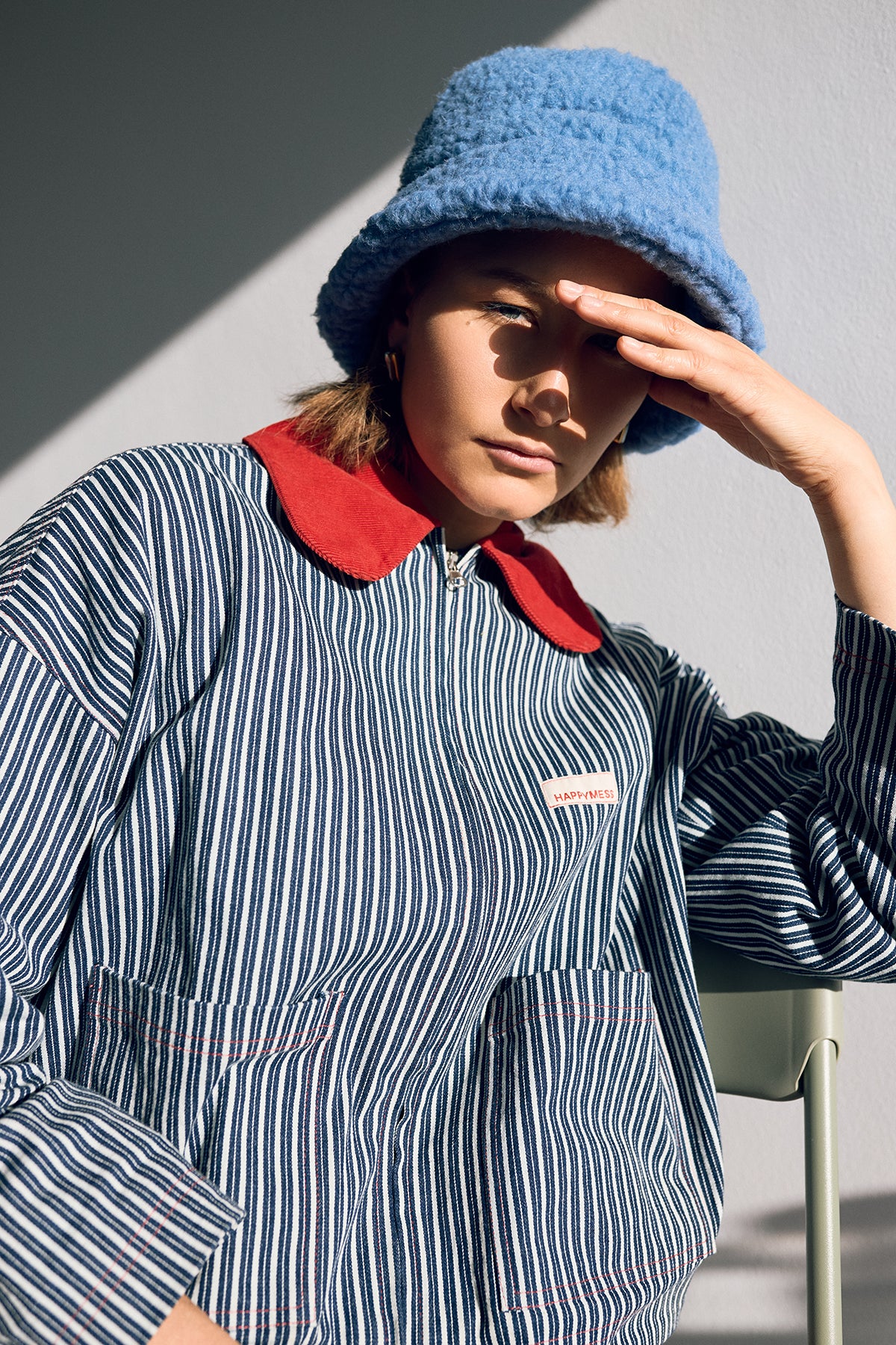 [Modelka ma 177 cm i nosi rozmiar S] katana damska kurtka jeansowa w paski czerwony sztruksowy kołnierz stylizacja outfit