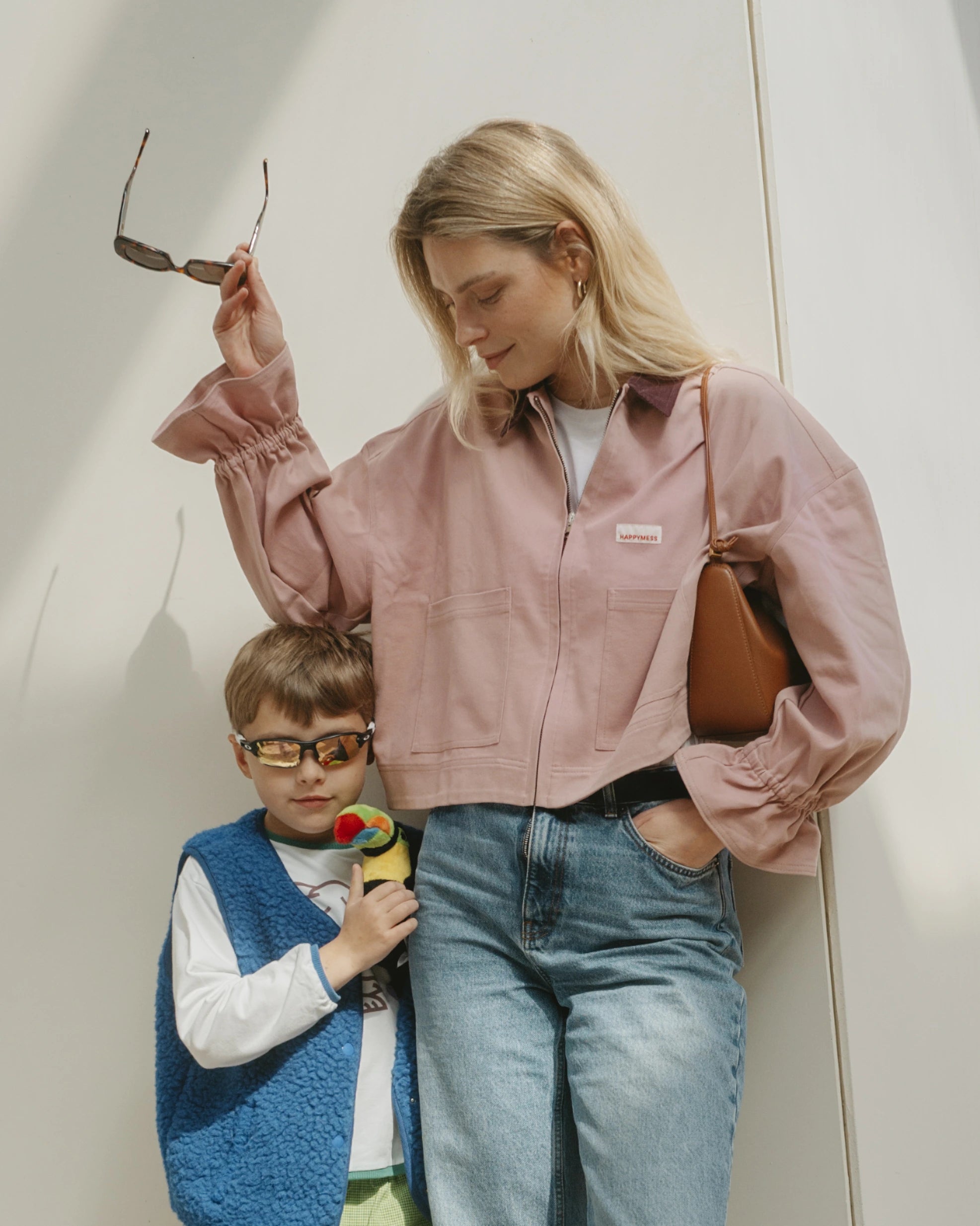 [Modelka ma 180 cm wzrostu i nosi rozmiar M] kurtka jeansowa katana damska różowa dawn rose sztruksowy kołnierz dziecko matka kamizelka stylizacja