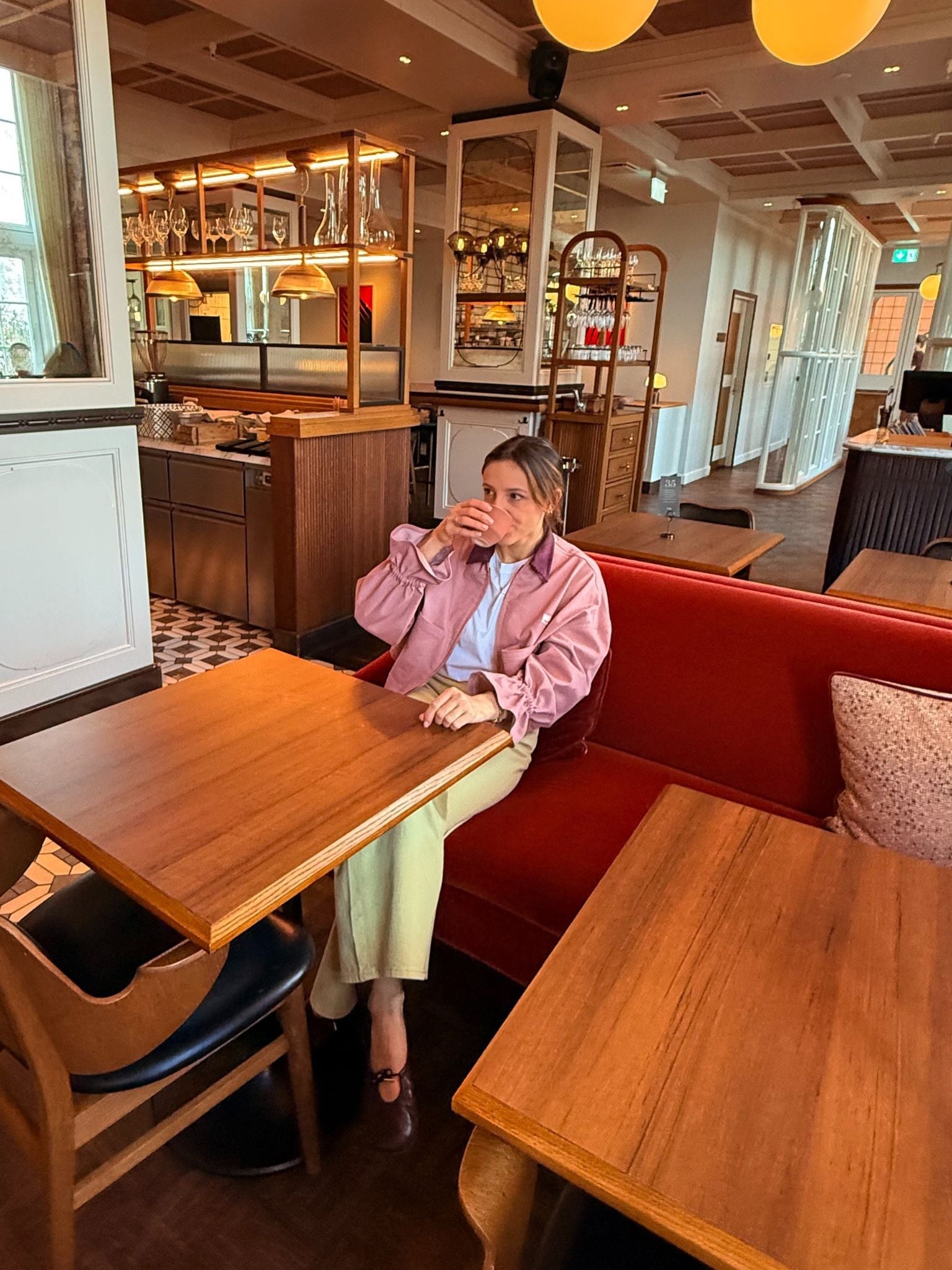 [Modelka ma 165 cm wzrostu i nosi rozmiar M] kurtka jeansowa katana damska różowa dawn rose sztruksowy kołnierz stylizacja outfit kawiarnia 