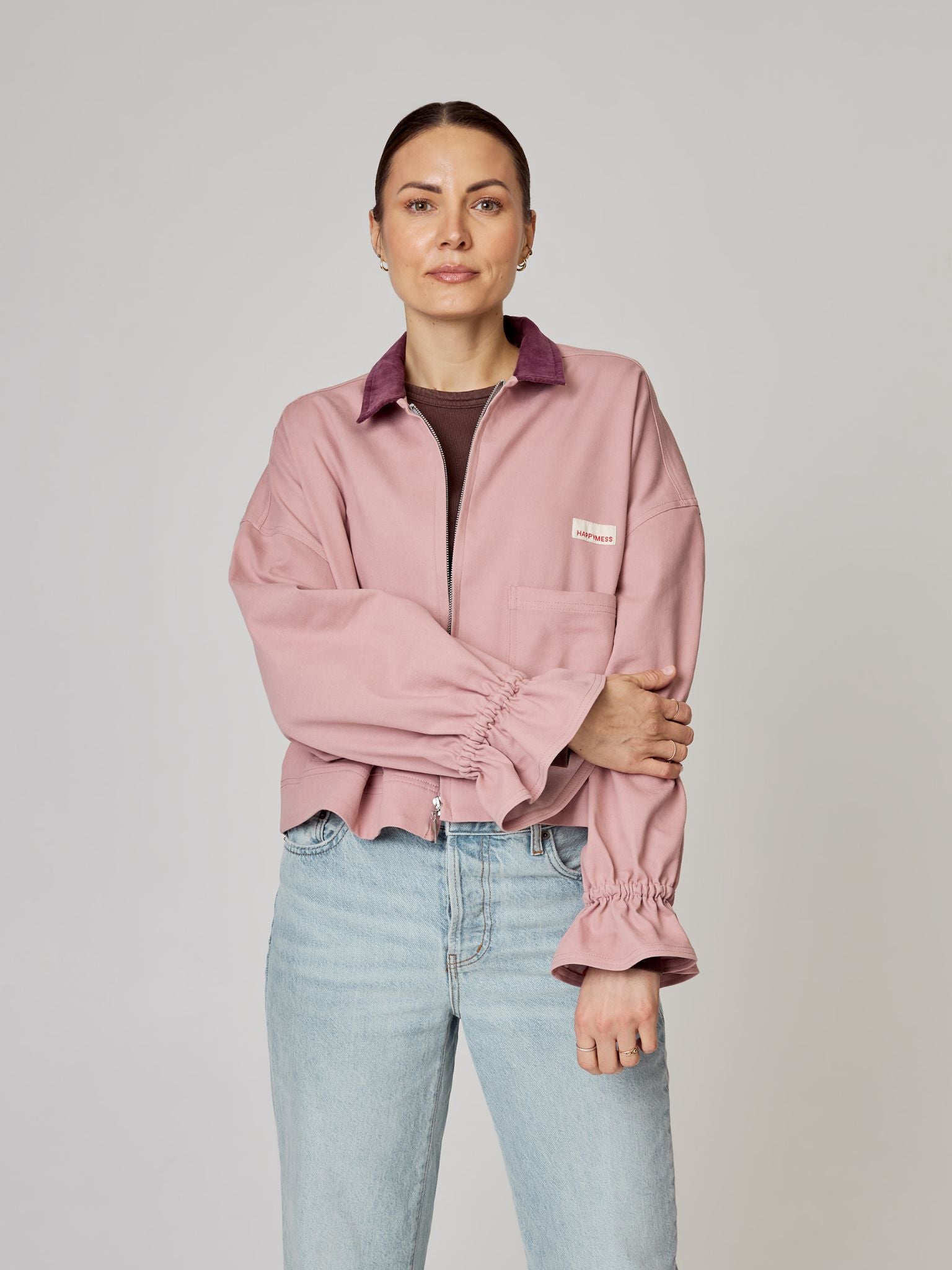[Modelka ma 172 cm wzrostu i nosi rozmiar L] kurtka jeansowa katana damska różowa dawn rose sztruksowy kołnierz przód stylizacja