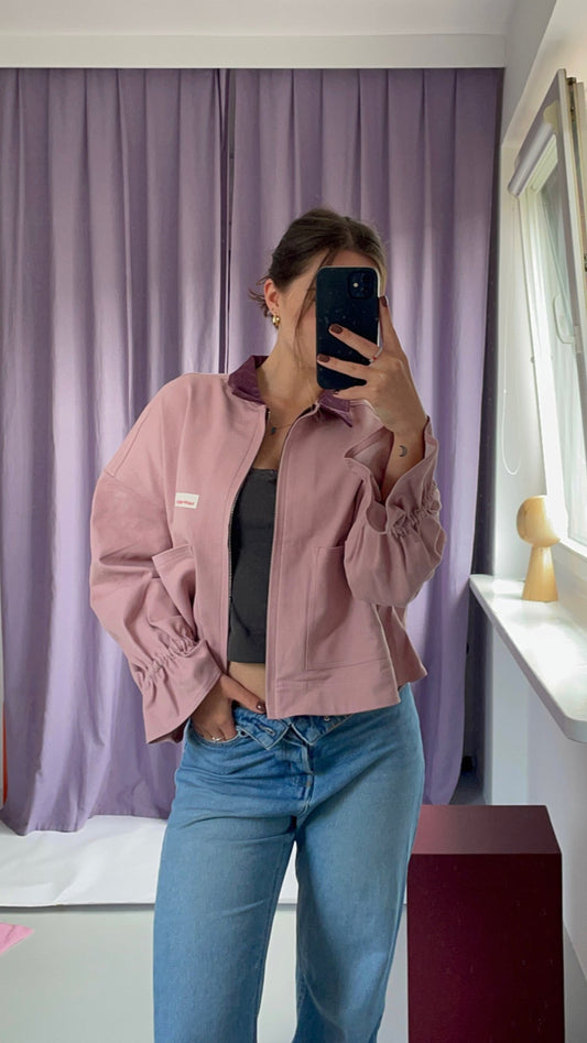 [Modelka ma 164 cm wzrostu i nosi rozmiar S] kurtka jeansowa katana damska różowa dawn rose sztruksowy kołnierz stylizacja outfit selfie