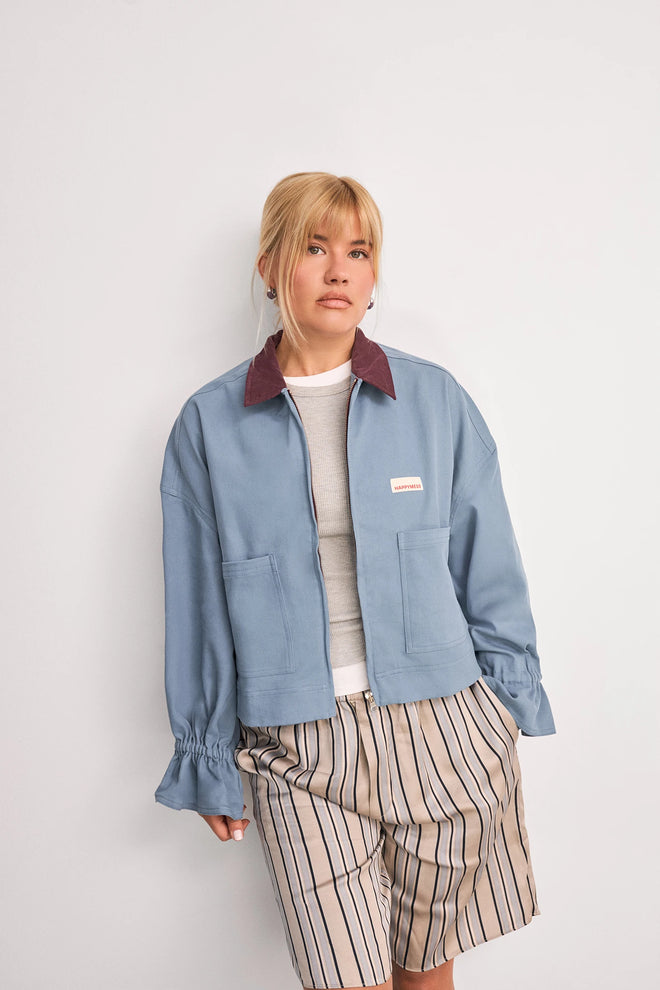 [pl][Modelka ma 168 cm i nosi rozmiar M] [en][The model is 168 cm and wears size M] [de][Das Model ist 168 cm groß und trägt Größe M] katana kurtka jeansowa damska stone blue niebieska błękitna sztruksowy kołnierz