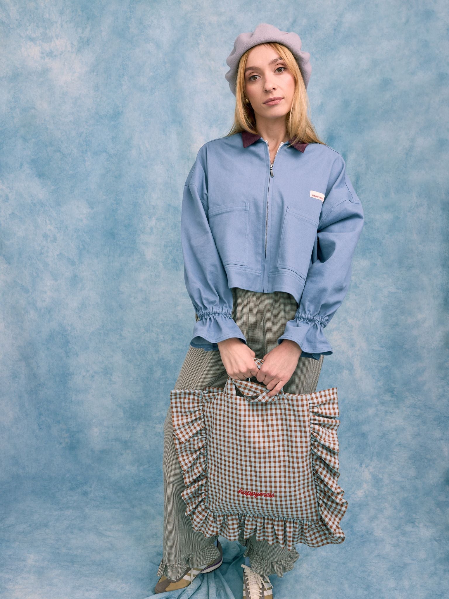 [Modelka ma 172 cm wzrostu i nosi rozmiar M]  katana kurtka jeansowa damska stone blue niebieska błękitna sztruksowy kołnierz spodnie torba foggy brown outfit stylizacja beret szary