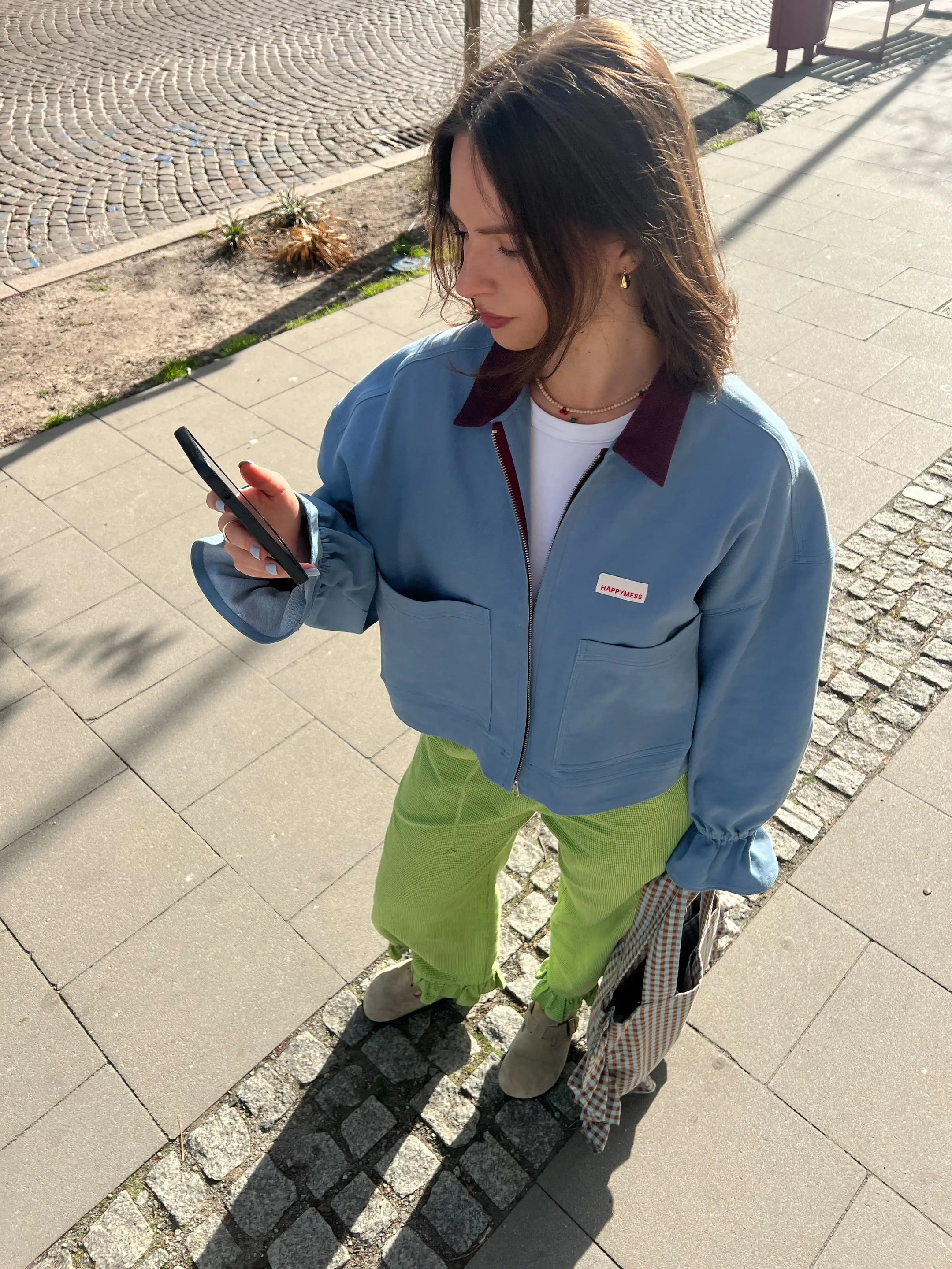 [Modelka ma 164 cm wzrostu i nosi rozmiar S] katana kurtka jeansowa damska stone blue niebieska błękitna sztruksowy kołnierz spodnie matcha green torba foggy brown outfit stylizacja