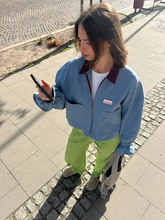 [Modelka ma 164 cm wzrostu i nosi rozmiar S] katana kurtka jeansowa damska stone blue niebieska błękitna sztruksowy kołnierz spodnie matcha green torba foggy brown outfit stylizacja