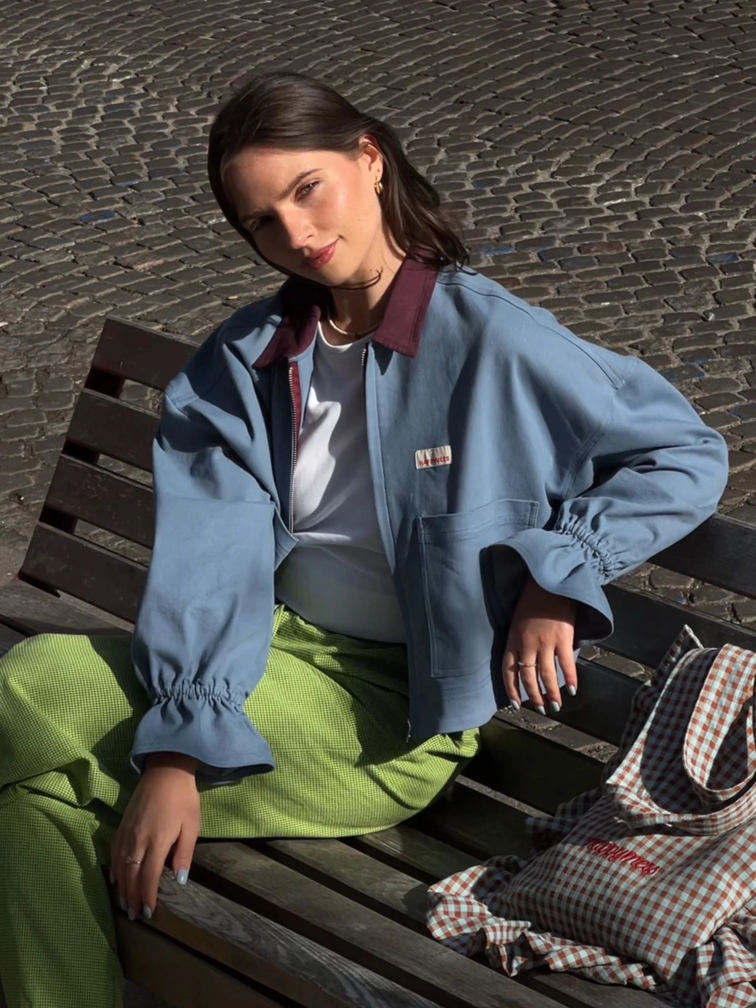 [Modelka ma 164 cm wzrostu i nosi rozmiar S] katana kurtka jeansowa damska stone blue niebieska błękitna sztruksowy kołnierz spodnie matcha green torba foggy brown outfit