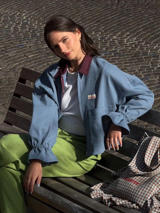 [Modelka ma 164 cm wzrostu i nosi rozmiar S] katana kurtka jeansowa damska stone blue niebieska błękitna sztruksowy kołnierz spodnie matcha green torba foggy brown outfit