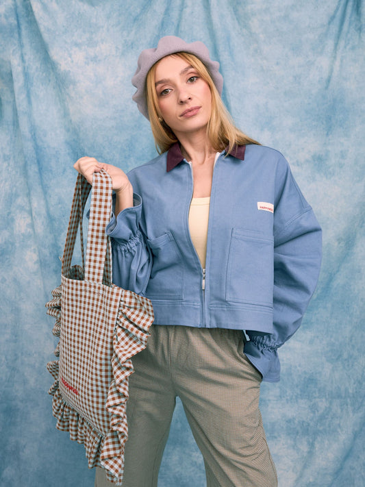 [Modelka ma 172 cm wzrostu i nosi rozmiar M]  katana kurtka jeansowa damska stone blue niebieska błękitna sztruksowy kołnierz spodnie torba foggy brown outfit stylizacja beret