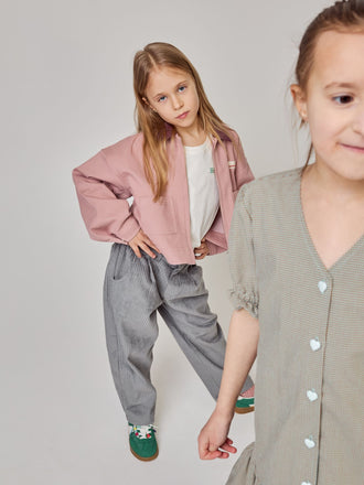 kurtka dziecięca jeansowa katana sztruksowy kołnierz dawn rose różowa spodnie sztruksowe stylizacja outfit sukienka dziewczynki dzieci