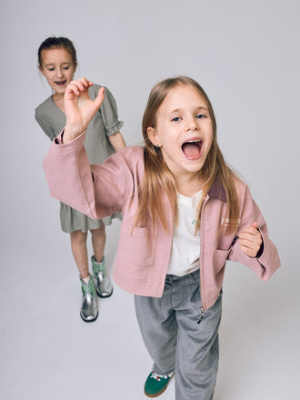 kurtka dziecięca jeansowa katana sztruksowy kołnierz dawn rose różowa spodnie sztruksowe stylizacja outfit sukienka dziewczynki 