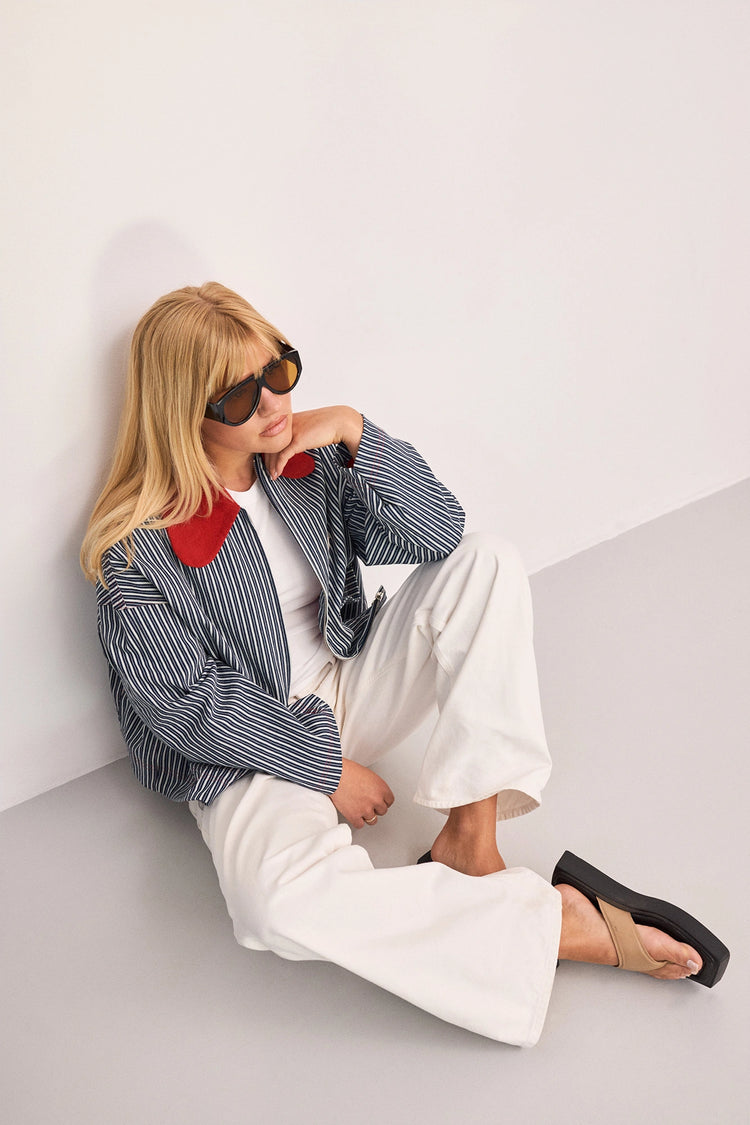 [pl][Modelka ma 168 cm i nosi rozmiar S] [en][The model is 168 cm and wears size S] [de][Das Model ist 168 cm groß und trägt Größe S] katana damska kurtka jeansowa w paski czerwony sztruksowy kołnierz waves stripes wome's jacket damenjacke jacke outfit