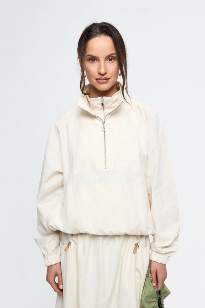[pl][Modelka ma 174 cm i nosi rozmiar S] [en][The model is 174 cm and wears size S] [de][Das Model ist 174 cm groß und trägt Größe S] bawełniana beżowa ortalionowa kurtka cotton beige jacket jacke zestaw set lisbon light