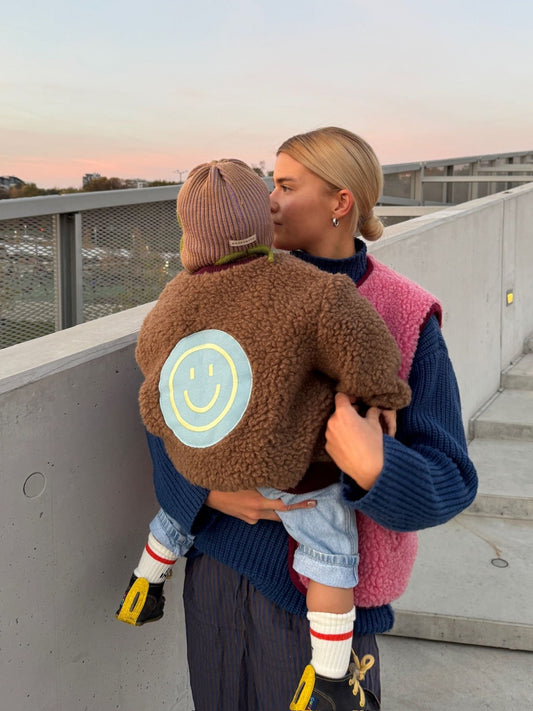 kurtka dziecięca bomberka wełniana merino teddy brown outfit kamizelka czapka pilotka dziecko stylizacja