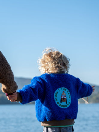 [Model ma 106 cm wzrostu i nosi kurtkę w rozmiarze 5-6 lat] kurtka dziecięca bomberka cobalt kobaltowa niebieska wełniana merino dziecko outfit stylizacja chłopiec