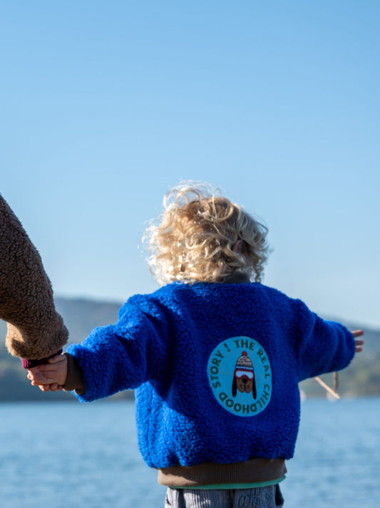 [Model ma 106 cm wzrostu i nosi kurtkę w rozmiarze 5-6 lat] kurtka dziecięca bomberka cobalt kobaltowa niebieska wełniana merino dziecko outfit stylizacja chłopiec