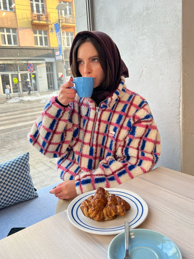 [pl][Modelka ma 164 cm i nosi rozmiar S] [en][The model is 164 cm and wears size S] [de][Das Model ist 164 cm groß und trägt Größe S] ] kurtka kangurka unisex wełniana merino pink cobalt różowo niebieska krata wool jacket jacke wolljacke