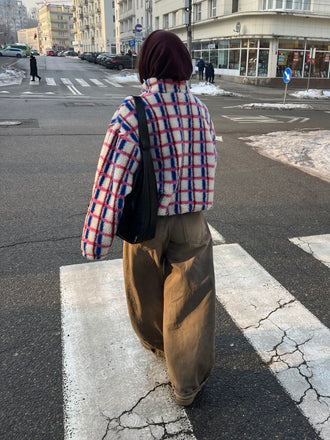 [Modelka ma 164 cm wzrostu i nosi rozmiar S] kurtka kangurka unisex wełniana merino pink cobalt różowo niebieska krata outfit chusta brązowa chocolate brown