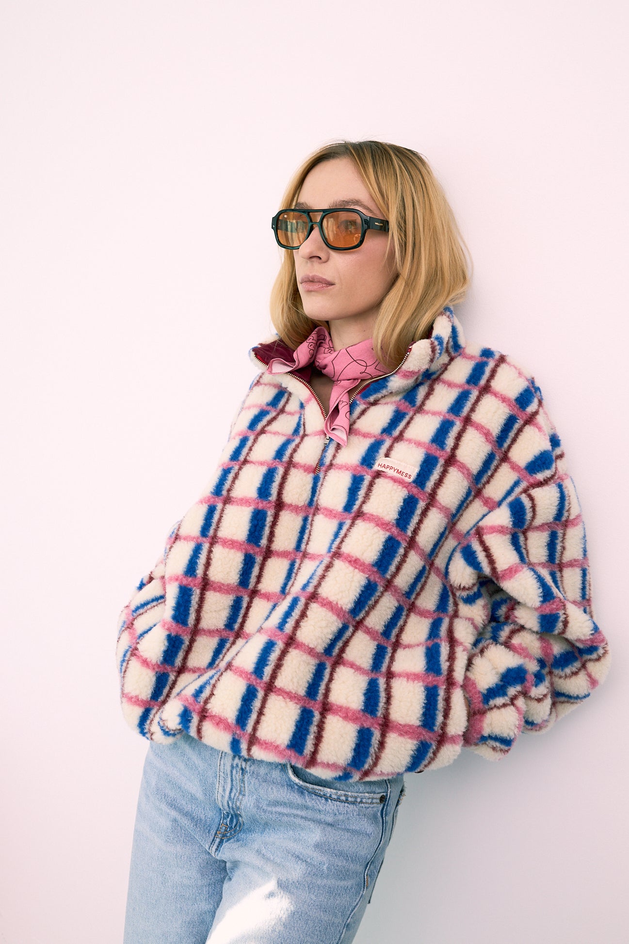 [Modelka ma 172 cm i nosi rozmiar S] kurtka kangurka unisex wełniana merino pink cobalt różowo niebieska krata outfit chusta brązowa chocolate brown outfit modelka