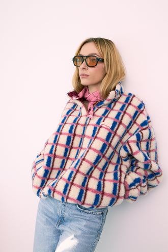 [Modelka ma 172 cm i nosi rozmiar S] kurtka kangurka unisex wełniana merino pink cobalt różowo niebieska krata outfit chusta brązowa chocolate brown outfit modelka