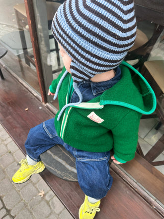 kurtka wełniana dziecięca green forest czapka w paski stylizacja beanie całoroczna  outfit