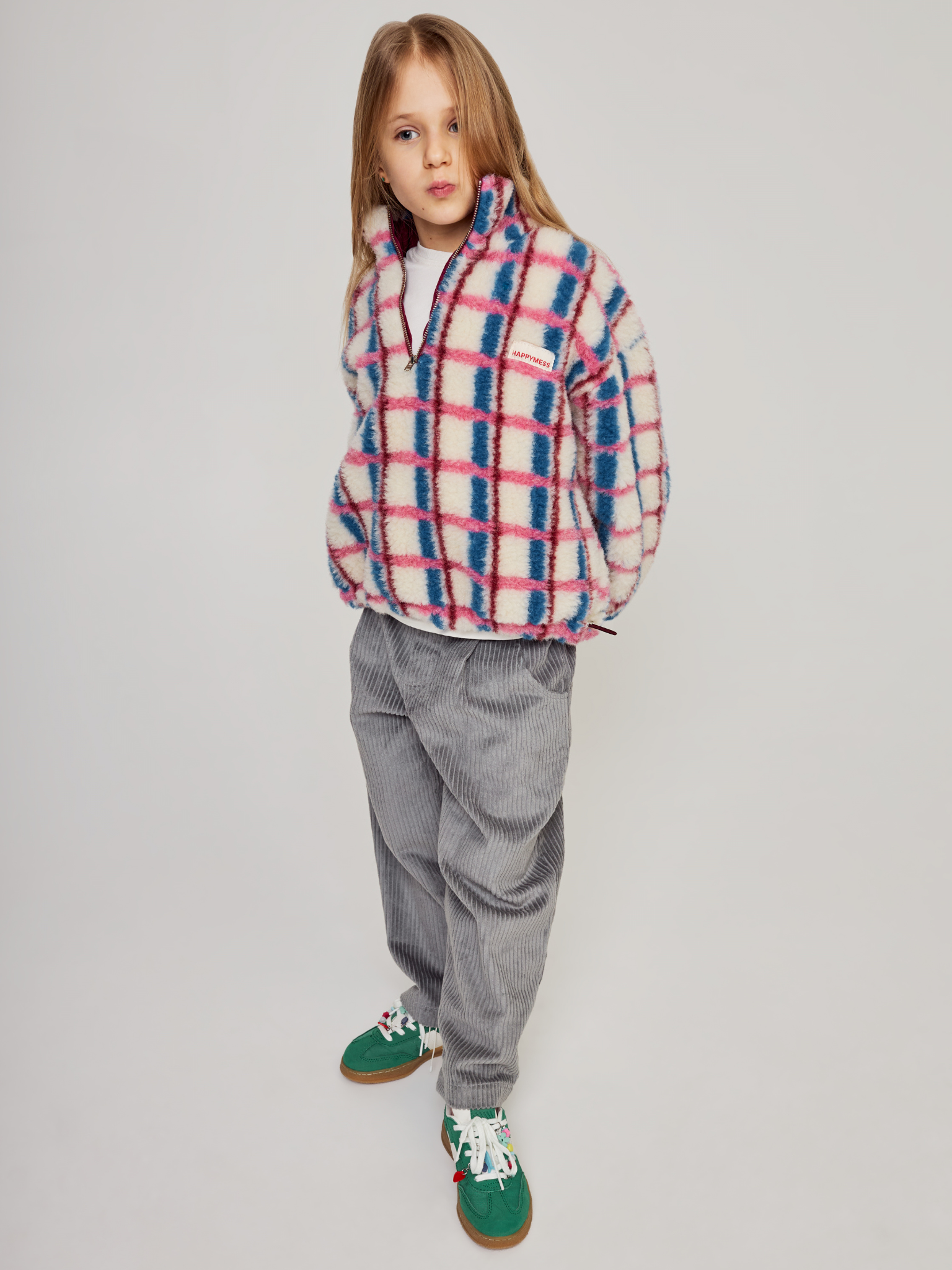 [Modelka ma 120 cm i nosi kurtkę w rozmiarze 7-8 lat] kurtka kangurka wełniana merino dziecięca pink cobalt różowo niebieska krata stylizacja spodnie sztruksowe szare