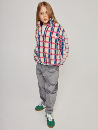 [Modelka ma 120 cm i nosi kurtkę w rozmiarze 7-8 lat] kurtka kangurka wełniana merino dziecięca pink cobalt różowo niebieska krata stylizacja spodnie sztruksowe szare