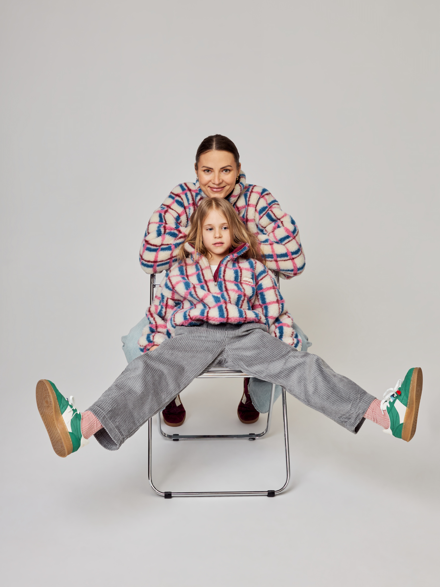 kurtka kangurka wełniana merino dziecięca pink cobalt różowo niebieska krata stylizacja spodnie sztruksowe szare  matchy outfit mama dziecko