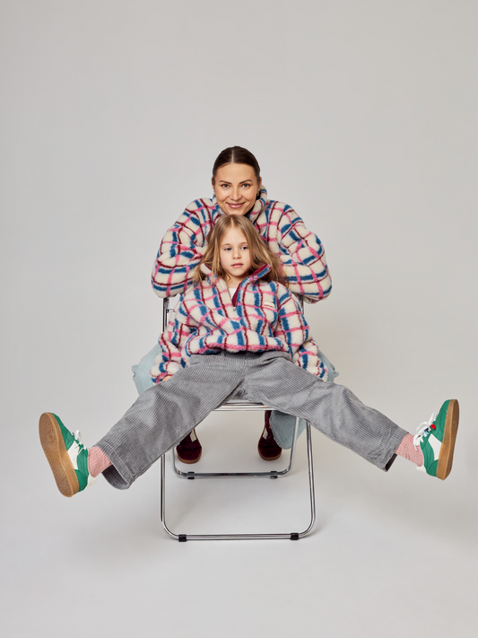 kurtka kangurka wełniana merino dziecięca pink cobalt różowo niebieska krata stylizacja spodnie sztruksowe szare  matchy outfit mama dziecko