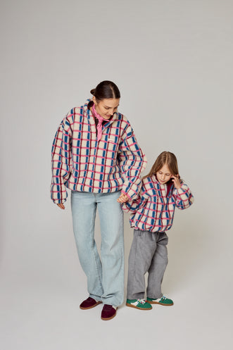 kurtka kangurka wełniana merino dziecięca pink cobalt różowo niebieska krata stylizacja spodnie sztruksowe szare  matchy outfit 