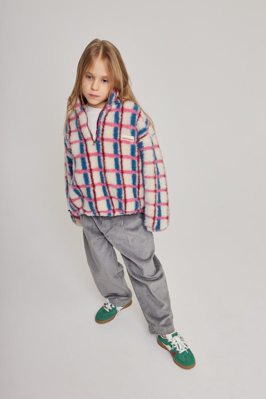 [Modelka ma 120 cm i nosi kurtkę w rozmiarze 7-8 lat] kurtka kangurka wełniana merino dziecięca pink cobalt różowo niebieska krata stylizacja spodnie sztruksowe szare outfit