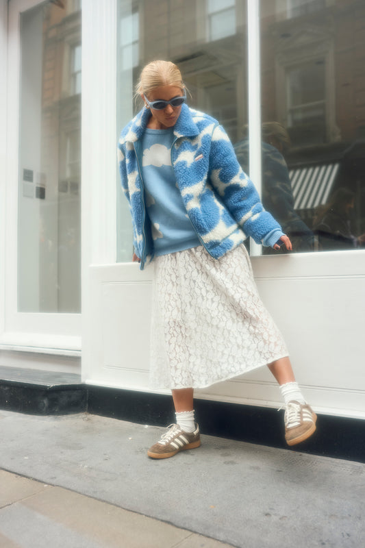 [Modelka ma 169 cm wzrostu i nosi rozmiar S] kurtka wełniana merino blue cow niebieska kobieta stylizacja spódnica sweter chmury 