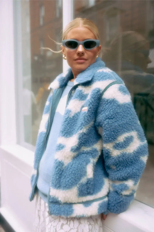 [Modelka ma 169 cm wzrostu i nosi rozmiar S] kurtka wełniana merino blue cow niebieska kobieta stylizacja sweter chmury rozmycie