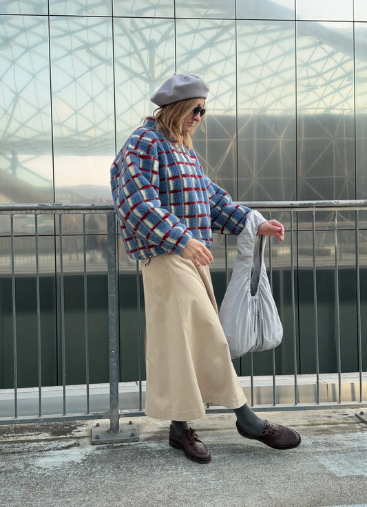 [Modelka ma 164 cm wzrostu i nosi  rozmiar S] kurtka wełniana merino unisex adult shadow blue krata stylizacja torebka scrunchie beret