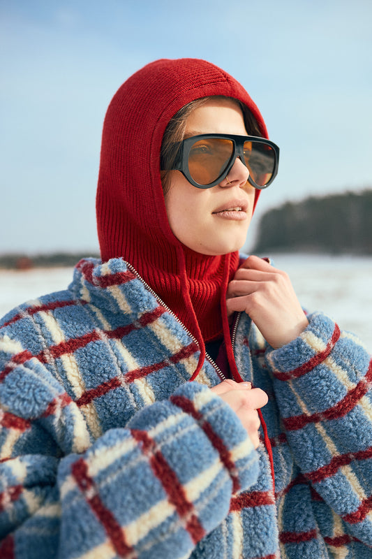 [Modelka ma 172 cm wzrostu i nosi  rozmiar S] kurtka wełniana merino krata blue shadow komin czerwony balaclava okulary