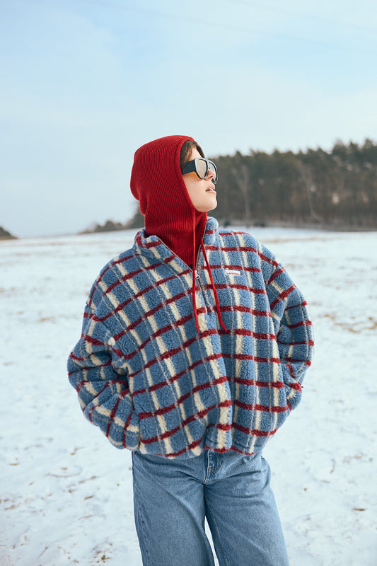 [Modelka ma 172 cm wzrostu i nosi rozmiar S] kurtka wełniana merino krata blue shadow komin czerwony balaclava 