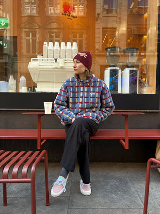 [Modelka ma 177cm i nosi rozmiar S] kurtka wełniana merino kangurka unisex adult shadow blue krata modelka outftit